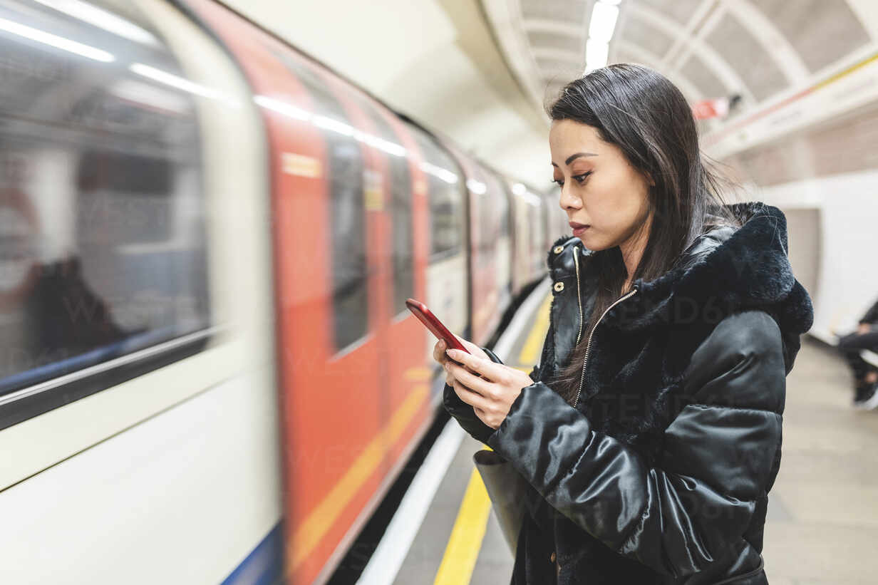 london_underground_girl